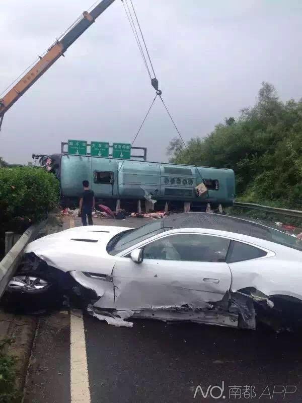 最新大客车翻车事件深度解析与反思